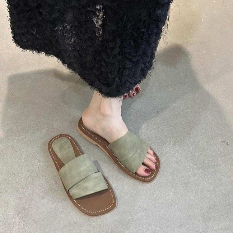 Версия из коровьей кожи~ ретро нишевый дизайн шлепанцы на плоской подошве для женщин для ношения 2025 лето новые пляжные каникулы крутые шлепанцы