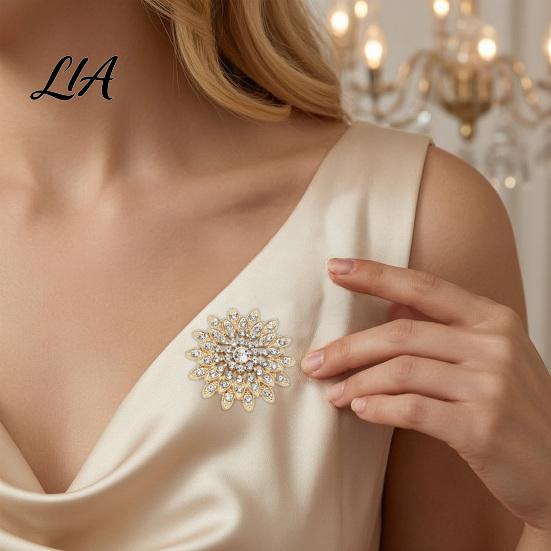 Rhinestone Sunflower Brooch Sparkling Brooch, Golden Plated Floral Lapel Metal Pin Pin, Dainty Clothing Jewelry Accessory for Women Girls Flower