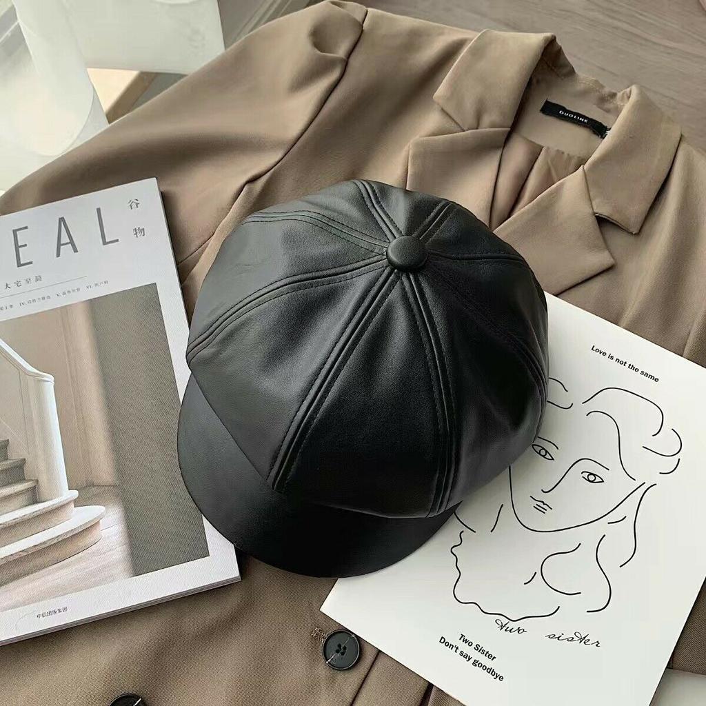 Женский зимний берет с небольшим козырьком из искусственной кожи