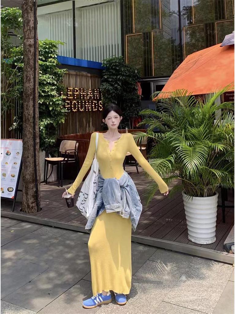 Французское платье с V-образным вырезом, облегающего кроя, вязаное, с длинным рукавом для женщин - Ранняя осень 2024, с акцентом на талии и облегающее бедра