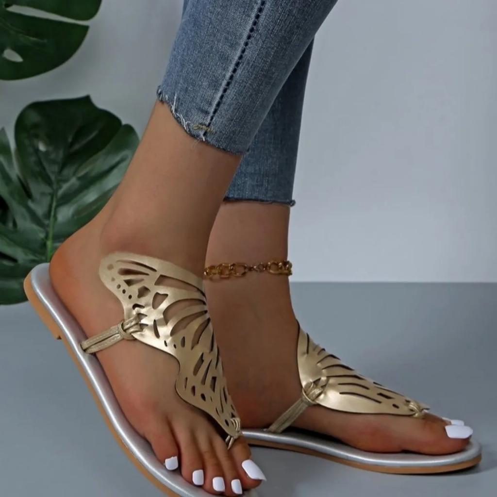 Летние женские тапочки на плоской подошве, новые модные сандалии с бабочками и ремешками для женщин, повседневная пляжная обувь для отдыха, женские шлепанцы