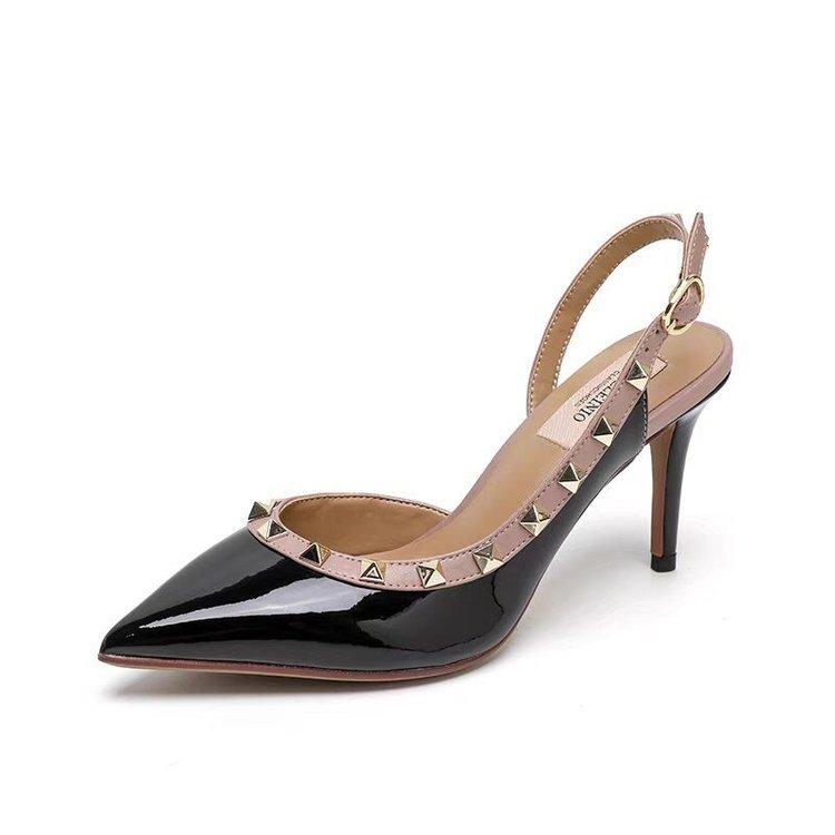 2024 Весна/лето Новые туфли с заклепками на высоком каблуке Женские тонкие каблуки с острым носком Черные ивы телесного цвета из лакированной кожи Одинарные туфли