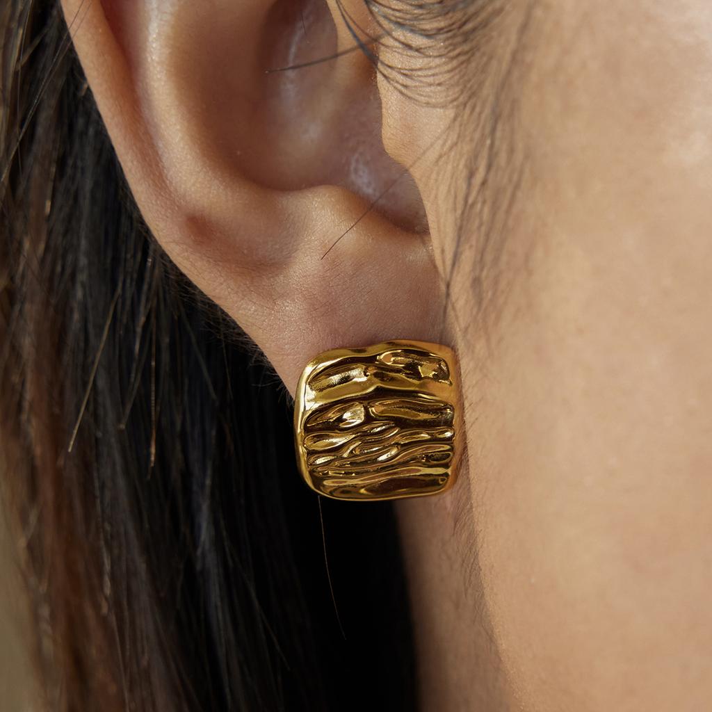 Yori Fashion Серьги-гвоздики из нержавеющей стали с молотковым покрытием, плиссированные, геометрической формы, квадратные, для женщин, элегантные, шикарные, привлекательные, ювелирный подарок