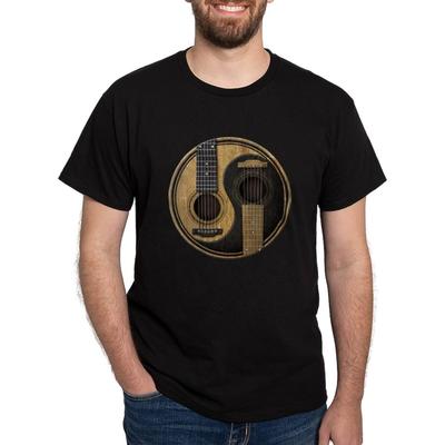 CafePress Старые и потертые акустические гитары Инь-Ян Футболка мужская 100% хлопок, Классическая графическая темная футболка