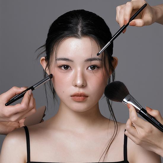 STUDIO17 Двойная силиконовая кисть для румян