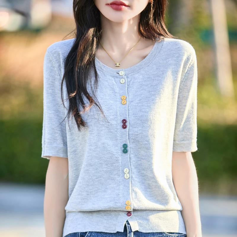 Весенне-летний трикотажный топ с круглым вырезом и короткими рукавами, однотонный свободный топ с цветными пуговицами