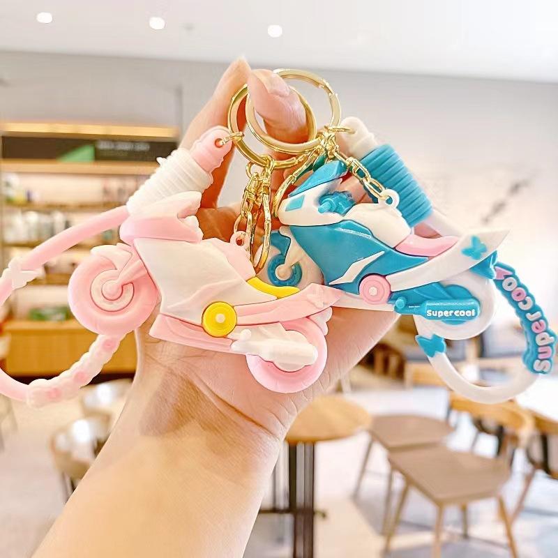 Креативный крутой брелок в виде локомотива, мультяшный кулон в виде куклы-локомотива, парный, для школьного рюкзака, маленький кулон, изысканная кукла