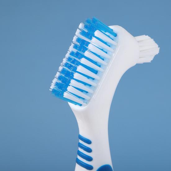 Двусторонняя зубная щетка для зубных протезов Эргономичная ручка Пластиковая многослойная щетина Искусственные зубы Щетка для ухода за полостью рта для домашнего использования