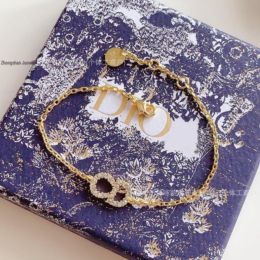 Женский минималистичный браслет с инкрустацией бриллиантами в виде буквы - Универсальное украшение для повседневного ношения