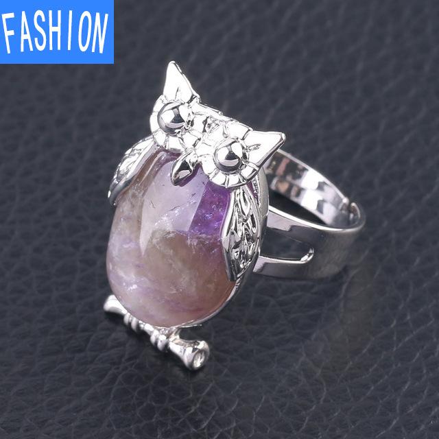 Металлическое регулируемое кольцо с выпуклым натуральным кристаллом в виде совы