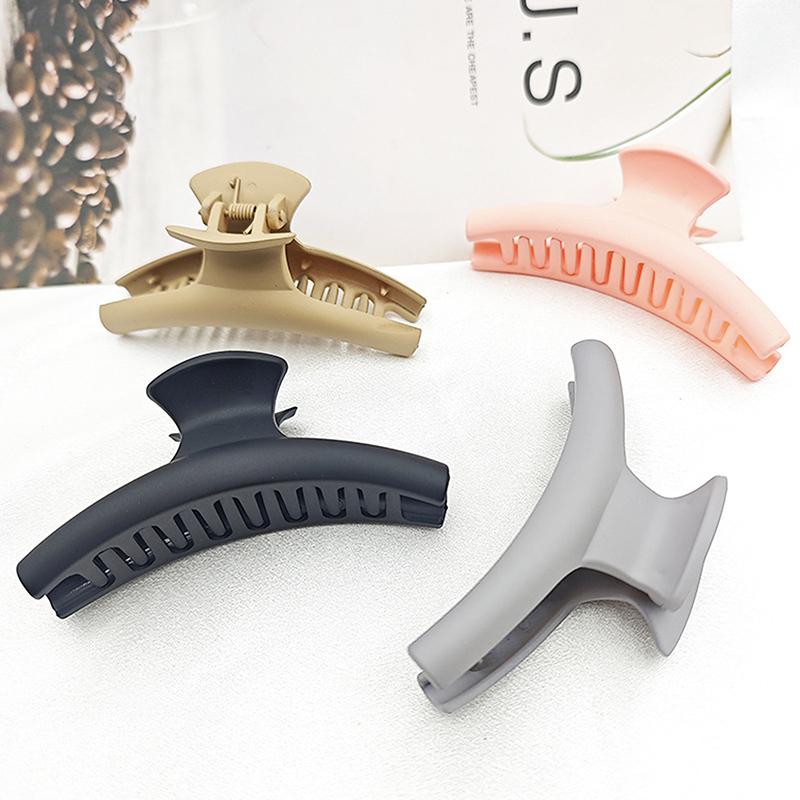 Curved Metal Shark Clip Woman Geometry Metal Hollow Hair Claw Solid Color Ponytail Hairpin Light Luxury Hair Accessories