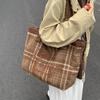 Ретро клетчатая сумка-тоут: Легкий, Универсальный и Идеальный для Осенне-Зимних Поездок.