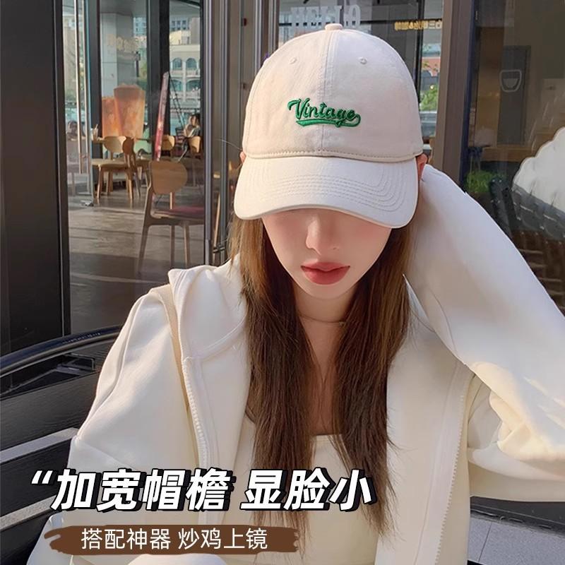 Peaked cap, male and female letters, big head showing face, sunshade, baseball cap, soft top, brim, sunscreen, duck tongue showing white hat