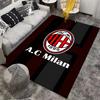 Ковер AC Milan в полоску с логотипом и надписью в черно-красных тонах. Подходит для использования в качестве противоскользящего покрытия для гостиной, спальни, диванов.