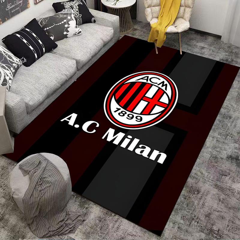 Ковер AC Milan в полоску с логотипом и надписью в черно-красных тонах. Подходит для использования в качестве противоскользящего покрытия для гостиной, спальни, диванов.