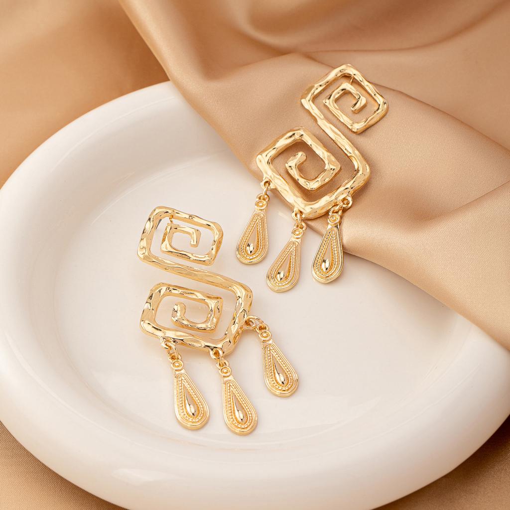 Персонализированные серьги в преувеличенном этническом стиле