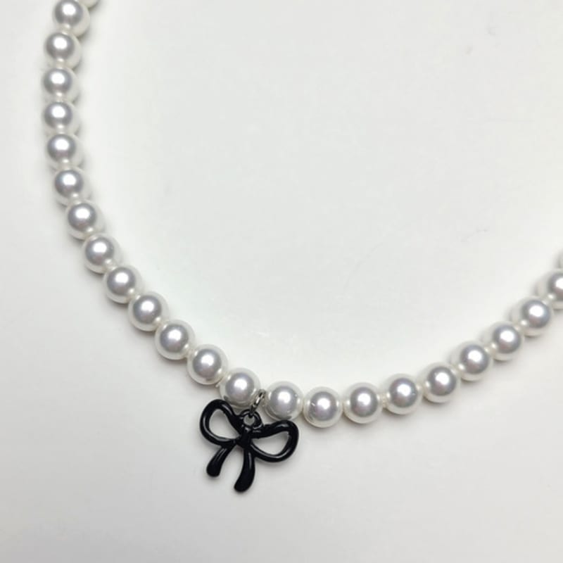 L’OMBRILLANT Black Ribbon Pearl Necklace