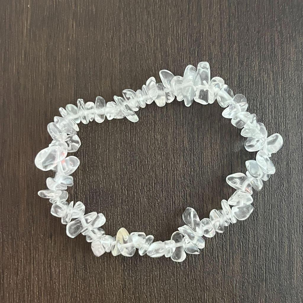 Браслет из разноцветных кристаллов с цитрином, тигровым глазом, лазуритом, аметистом и зеленым авантюрином на эластичном шнуре