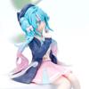 Милая фигурка Хацунэ Мику в сидячей позе - 2D аниме-модель, подходит для корпуса компьютера или украшения автомобиля, подарочный предмет