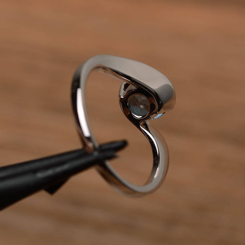 Женское кольцо из стерлингового серебра 925 пробы с натуральным синим александритом круглой огранки для помолвки, юбилея и свадебного кольца