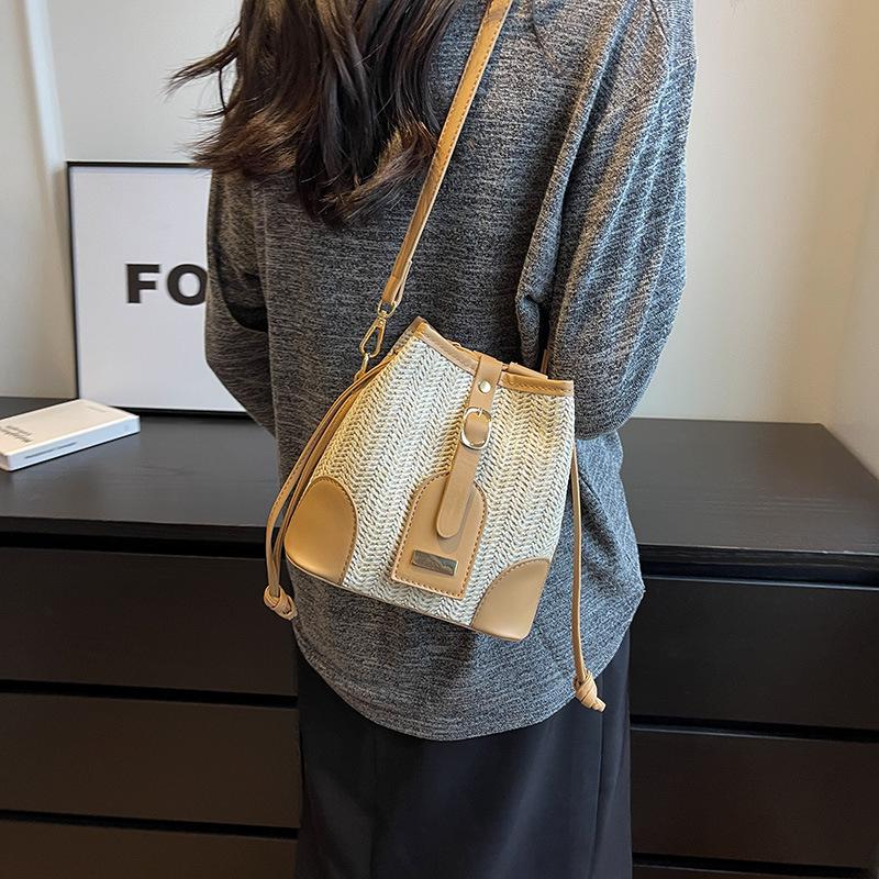 Плетеная сумка-ведро женская новая 2025 модная универсальная сумка через плечо с пэчворком повседневная сумка-мессенджер соломенная сумка