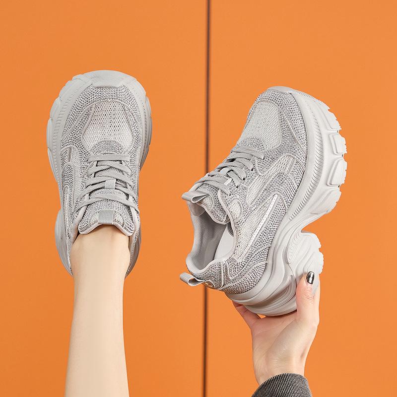 Женские легкие модные кроссовки на платформе со стразами и сеткой 2025 года — универсальный дизайн с толстой подошвой, визуально увеличивающий рост