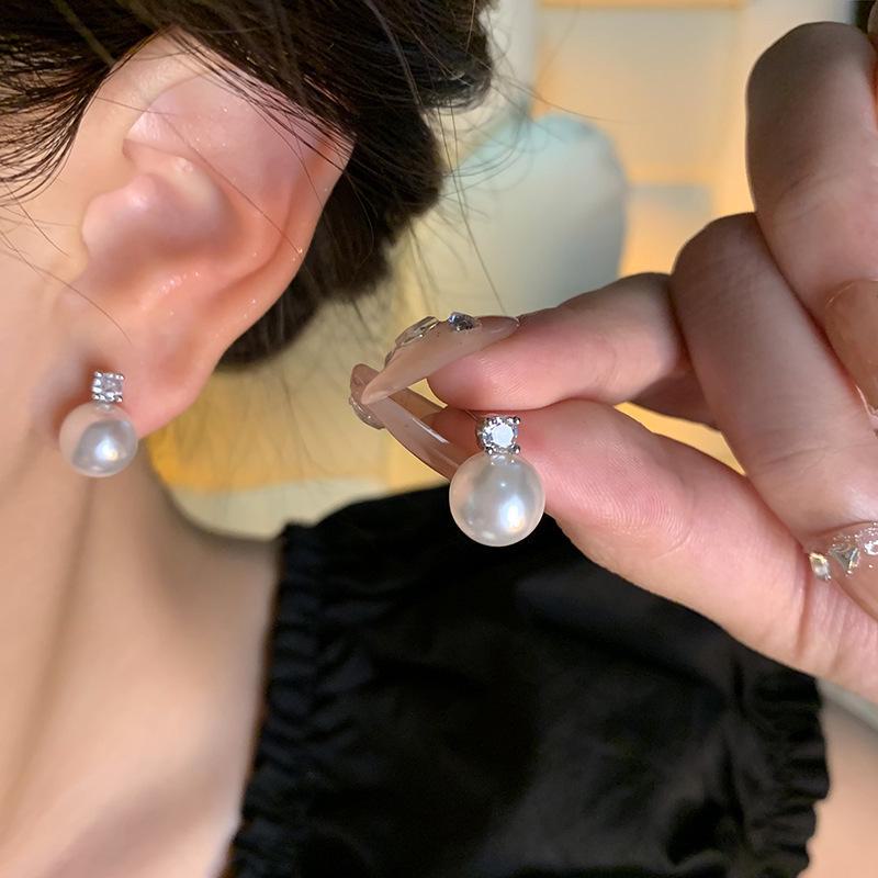 Серьги из серебра 925 пробы с жемчугом и цирконием: Элегантный, универсальный и сверкающий для женщин.