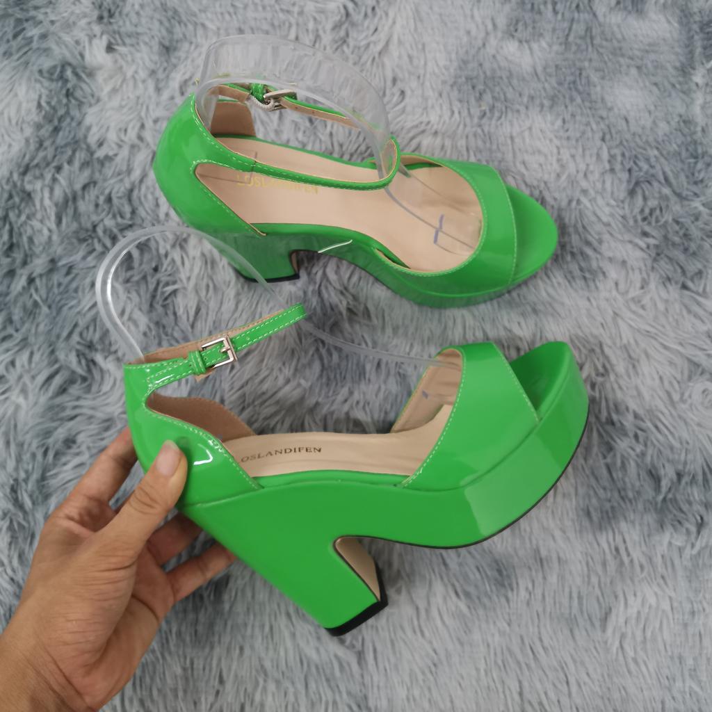 Женские сандалии, летние пикантные сандалии из флока на платформе с открытым носком и пряжкой на ремешке, черные вечерние красные свадебные туфли на высоком каблуке