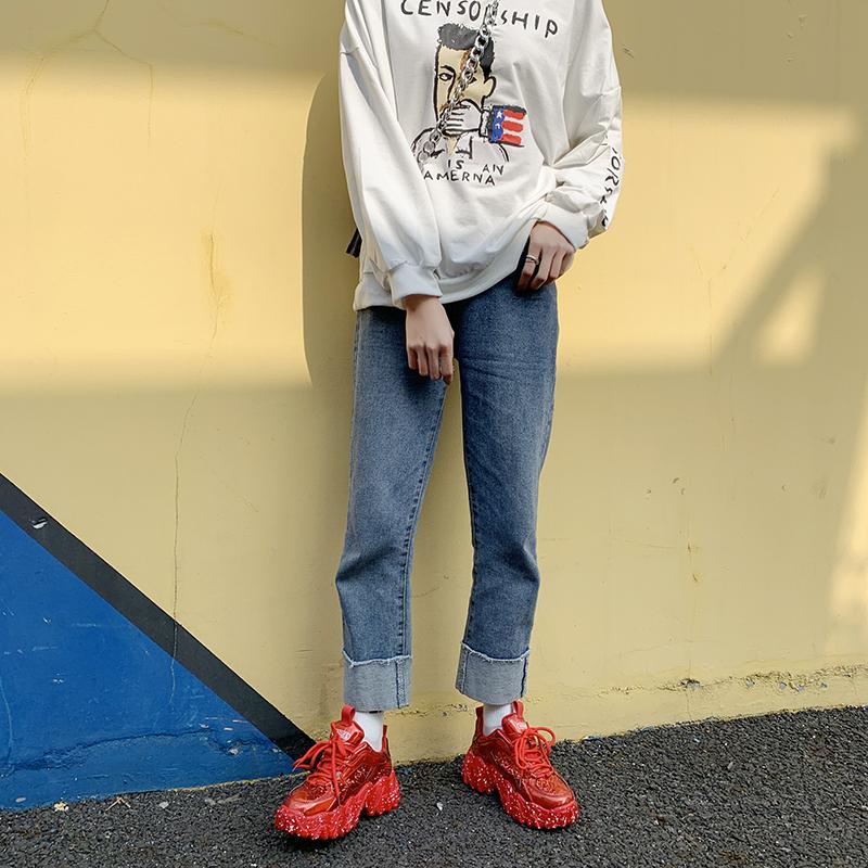 Женская обувь. Светоотражающие массивные кроссовки. Женская модная блестящая вулканизированная обувь. Женские дизайнерские кроссовки на платформе.