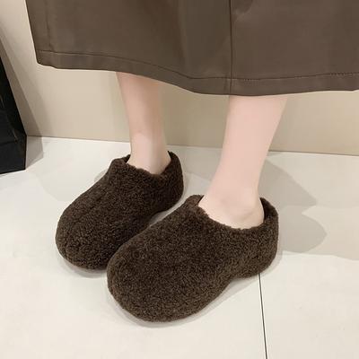 Баотоу пушистые туфли для женщин для ношения на улице 2025 зима новые теплые и плюшевые ленивые на толстой подошве маффины полузакрытые хлопковые тапочки для женщин