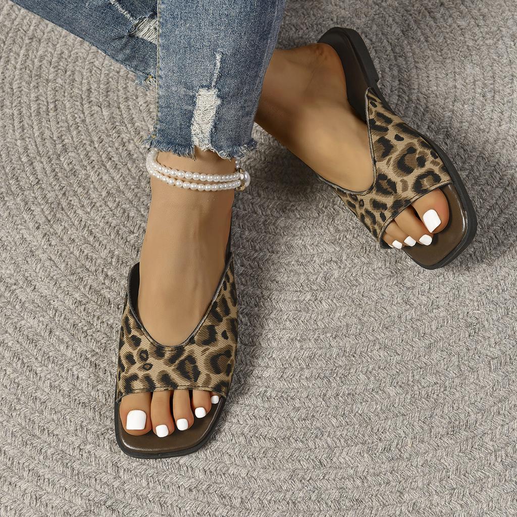 2025 Summer Anti Slip and Wear Resistant High End Simple Beach Outerwear Flip Flops for Women