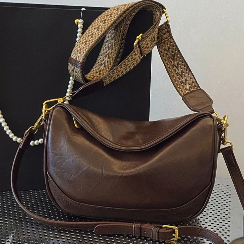 Customize the New Ebony Women's Bag, Commuter Versatile and Explosive Messenger Bag, Underarm Bag, Fashionable Dumpling Niche Shoulder Bag.