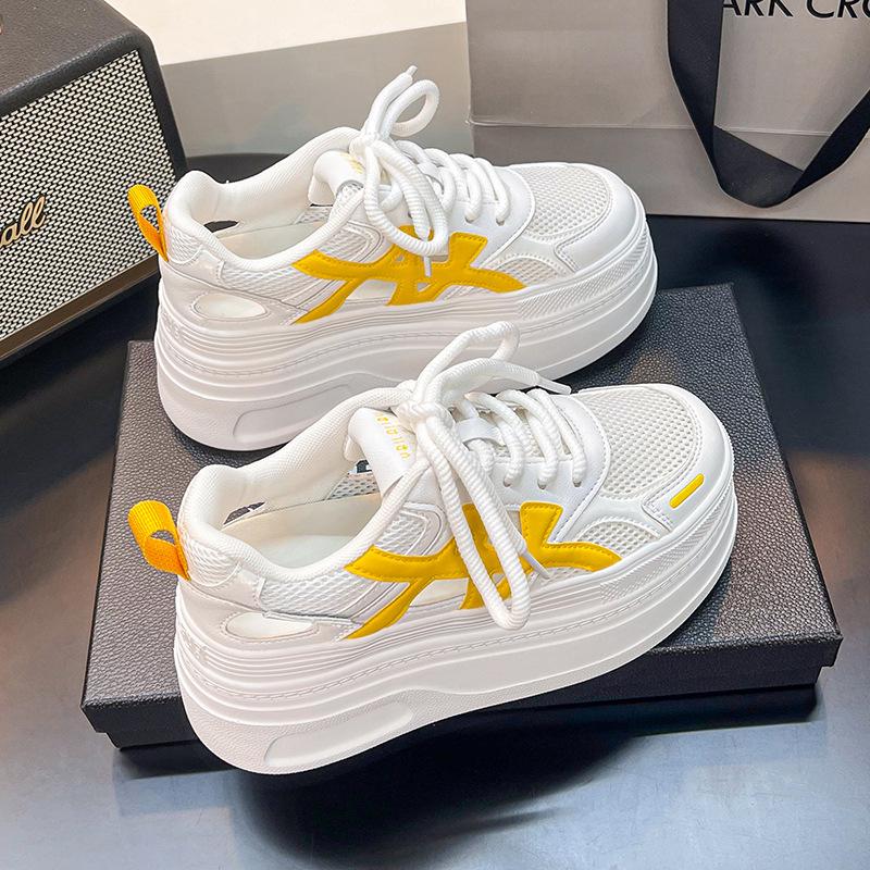 Немецкие тренировочные туфли на толстой подошве, увеличивающие рост, маленькие белые туфли, женские весенне-летние 2025, новые, полые, дышащие, повседневные спортивные папины кроссовки