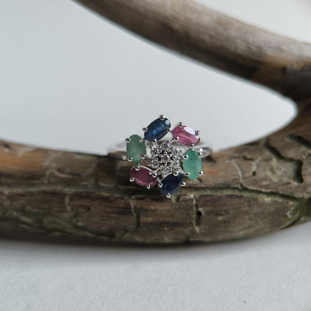 Серебряное кольцо с натуральным сапфиром, рубином, изумрудом, вес изделия 3,17 гр (2191117)
