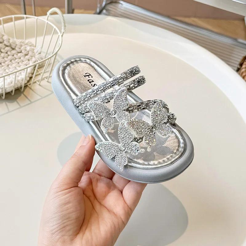 Пляжная обувь для девочек с жемчужным бантом 2024 года, летние новые детские тапочки принцессы для отпуска, детские модные мягкие сандалии для отпуска