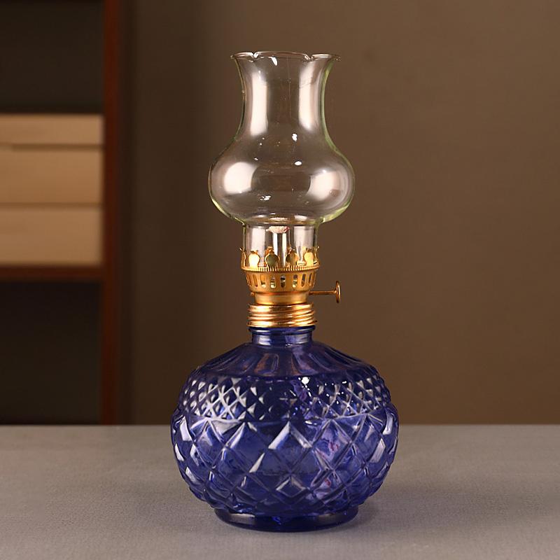 Масляная лампа перед Буддой, создающая атмосферу кемпинга. Осветительное приспособление