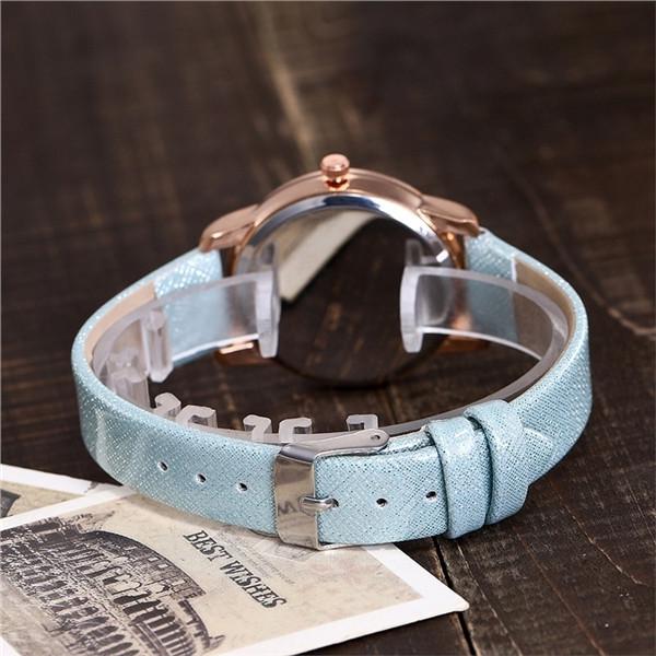 Женские кварцевые наручные часы с кожаным ремешком и крупными цифрами. Цвет ремешка на выбор