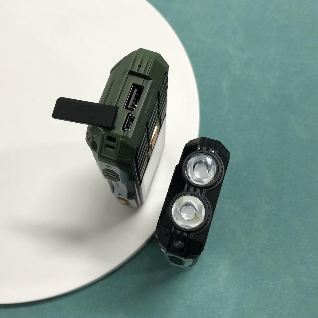 YEEMI Q8-1 2.4inch Screen 4G Button Phone Dual SIM Card Dual Flashlight One Click SOS Mp3 Mp4 FM 3000mAh Big Battery Big Button Mobile Phone