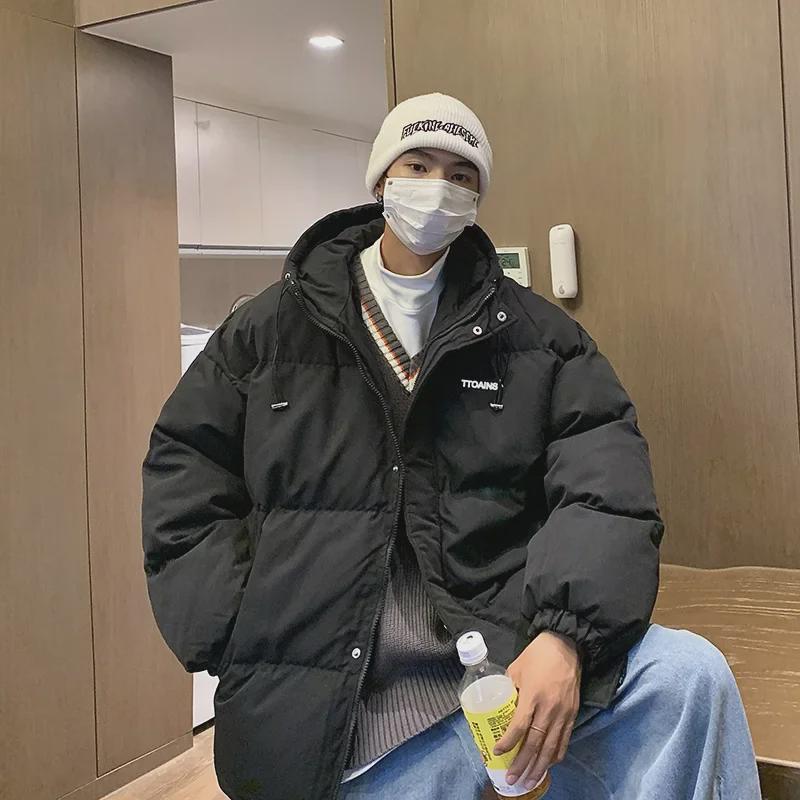 Мужская зимняя хлопковая куртка с капюшоном 2025: Модная, свободного кроя, универсальная плоская куртка в гонконгском стиле.