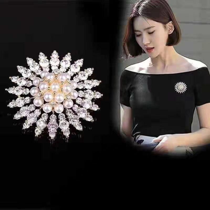 Brooch High-End Sense Niche High-End Women'S Silk Scarf Buckle Alloy Corsage Small Fragrant Wind Pearl Rhinestone High-End