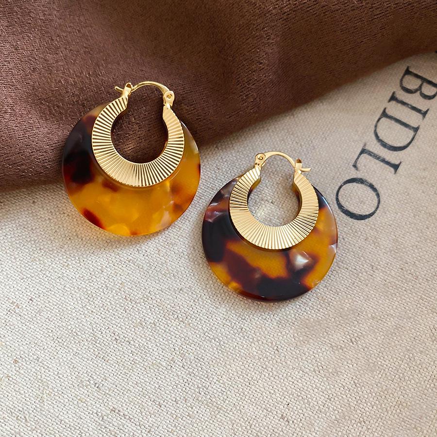 Silver Needle Geometric Stud Earrings: Retro, Light Luxury, Versatile Fashion, Elegant Accessories.