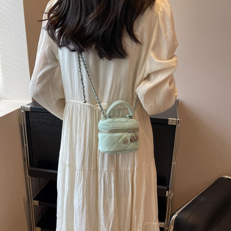 В этом году популярная маленькая женская сумка 2025 года, новая бриллиантовая цепочка, темпераментная мини-простая маленькая ароматная сумка кросс-боди