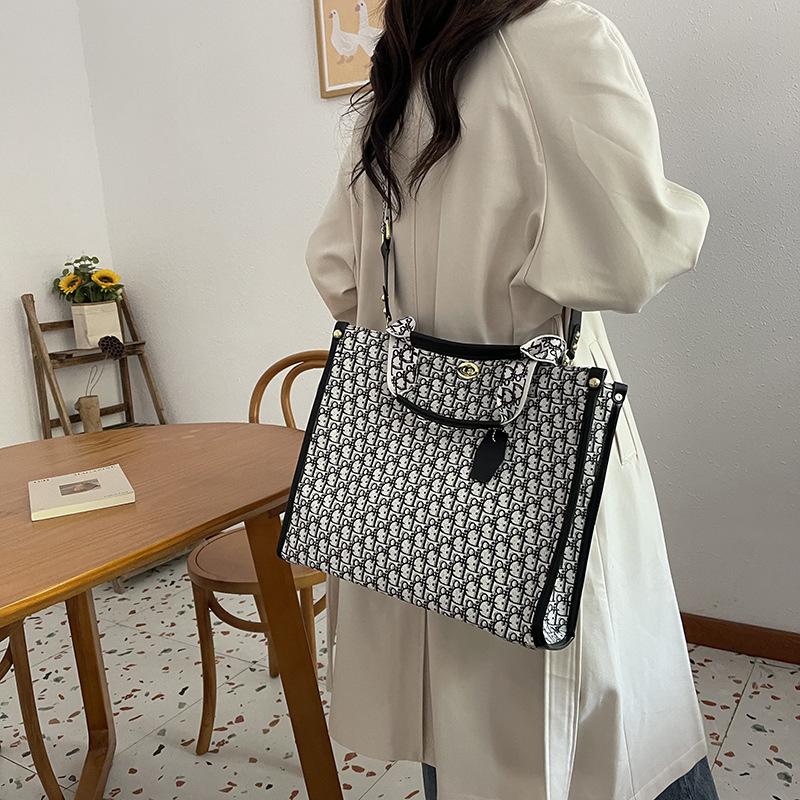 2025 Autumn and Winter New Fashion Trend Large Capacity Tote Bag Shoulder Bag Versatile Retro Exquisite