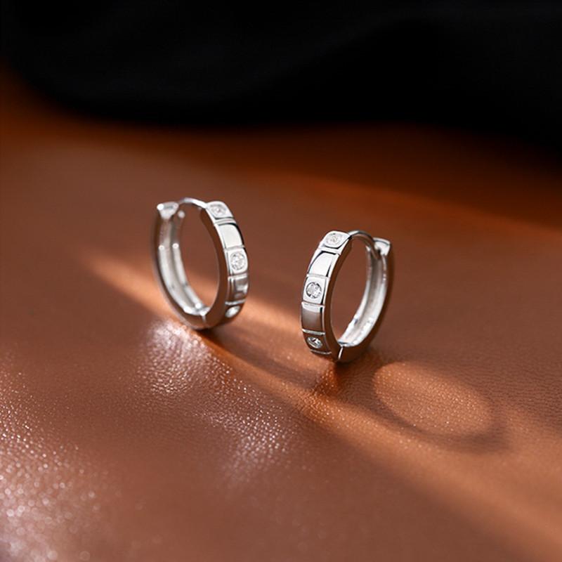 Новые модные трендовые геометрические серьги с микроинкрустацией из циркона. Модные и минималистичные круглые серьги с темпераментом.