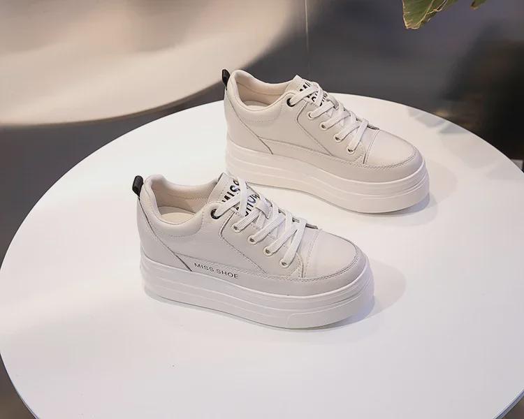 Женские белые кроссовки на платформе — корейский стиль 2020 года, натуральная кожа, увеличенная внутренняя высота, повседневный и универсальный дизайн