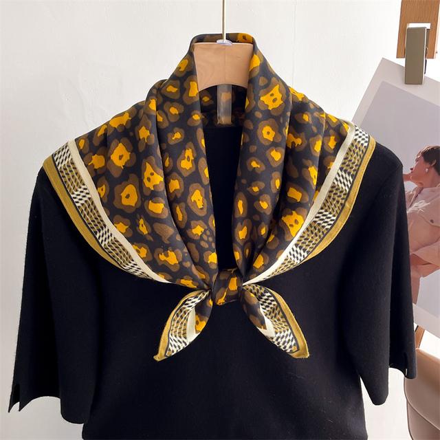 Дизайнерский велюровый квадратный шарф для женщин, шейный платок, галстук, модный маленький клетчатый шарф для волос на запястьях, новый платок, бандана 