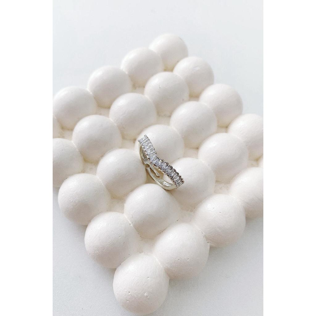 Регулируемое стальное кольцо с багетным цирконом