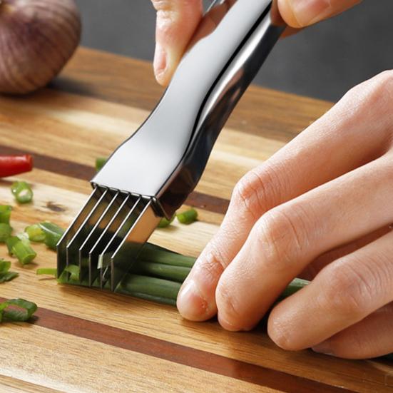 Луковица-резак из нержавеющей стали с несколькими лезвиями и защитным чехлом, эргономичная ручка. Эффективный кухонный инструмент для домашнего приготовления пищи.