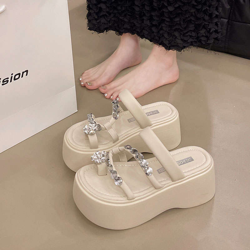 Маффиновые толстоподошвенные увеличивающие рост и крутые тапочки для женской летней носки 2025 новые модели с юбками, модный верх, носок со стразами на высоком каблуке