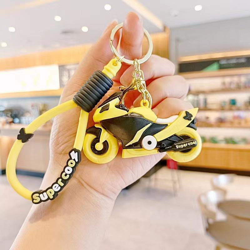 Креативный крутой брелок в виде локомотива, мультяшный кулон в виде куклы-локомотива, парный, для школьного рюкзака, маленький кулон, изысканная кукла